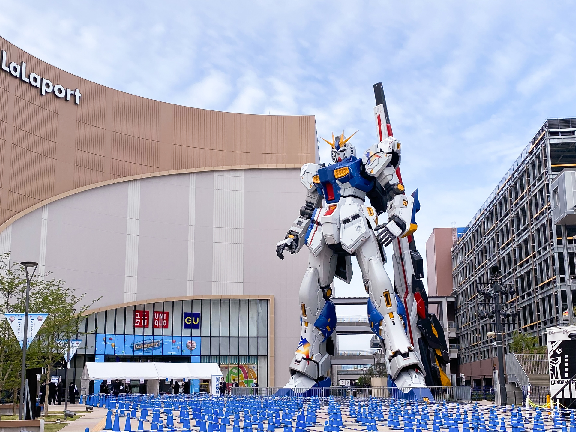 ららぽーと福岡にそびえ立つ全高24.8mの実物大νガンダム立像