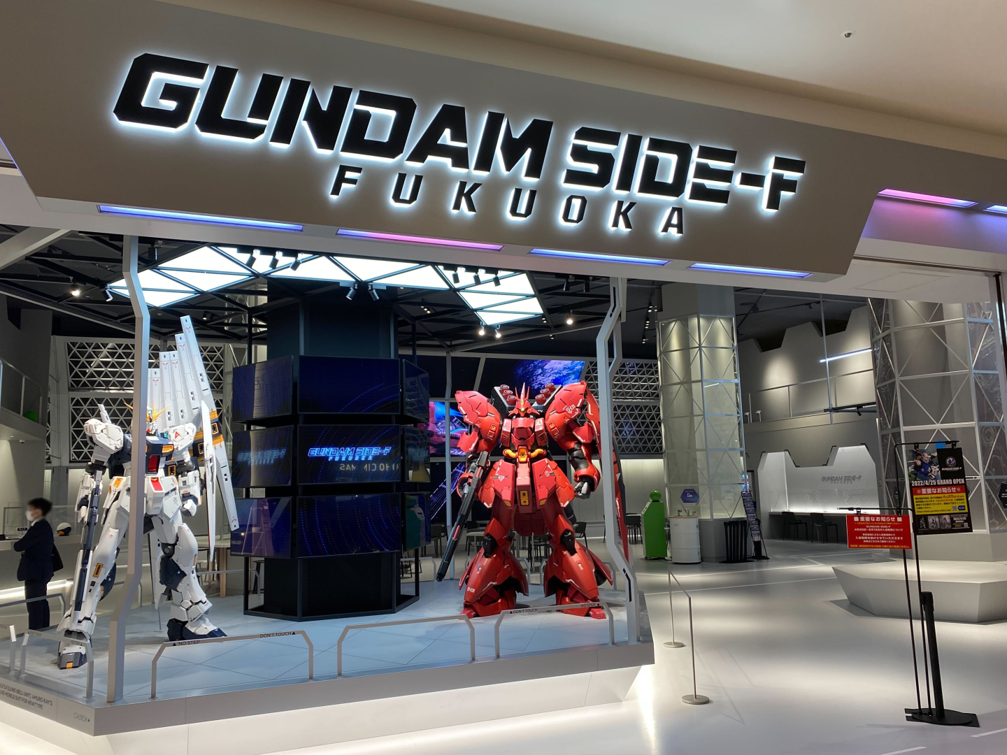 「GUNDAM SIDE-F」入り口はνガンダムとサザビーの立像がお出迎え