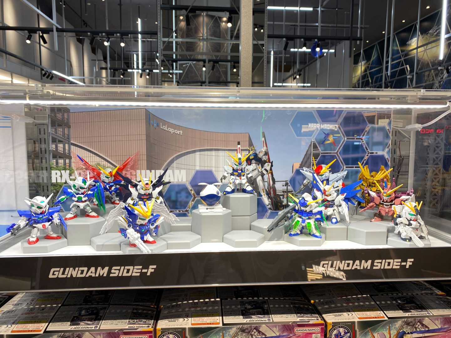 購入したガンプラはクラフトスペースですぐに組み立てられる。正面の巨大モニターで宇宙を演出