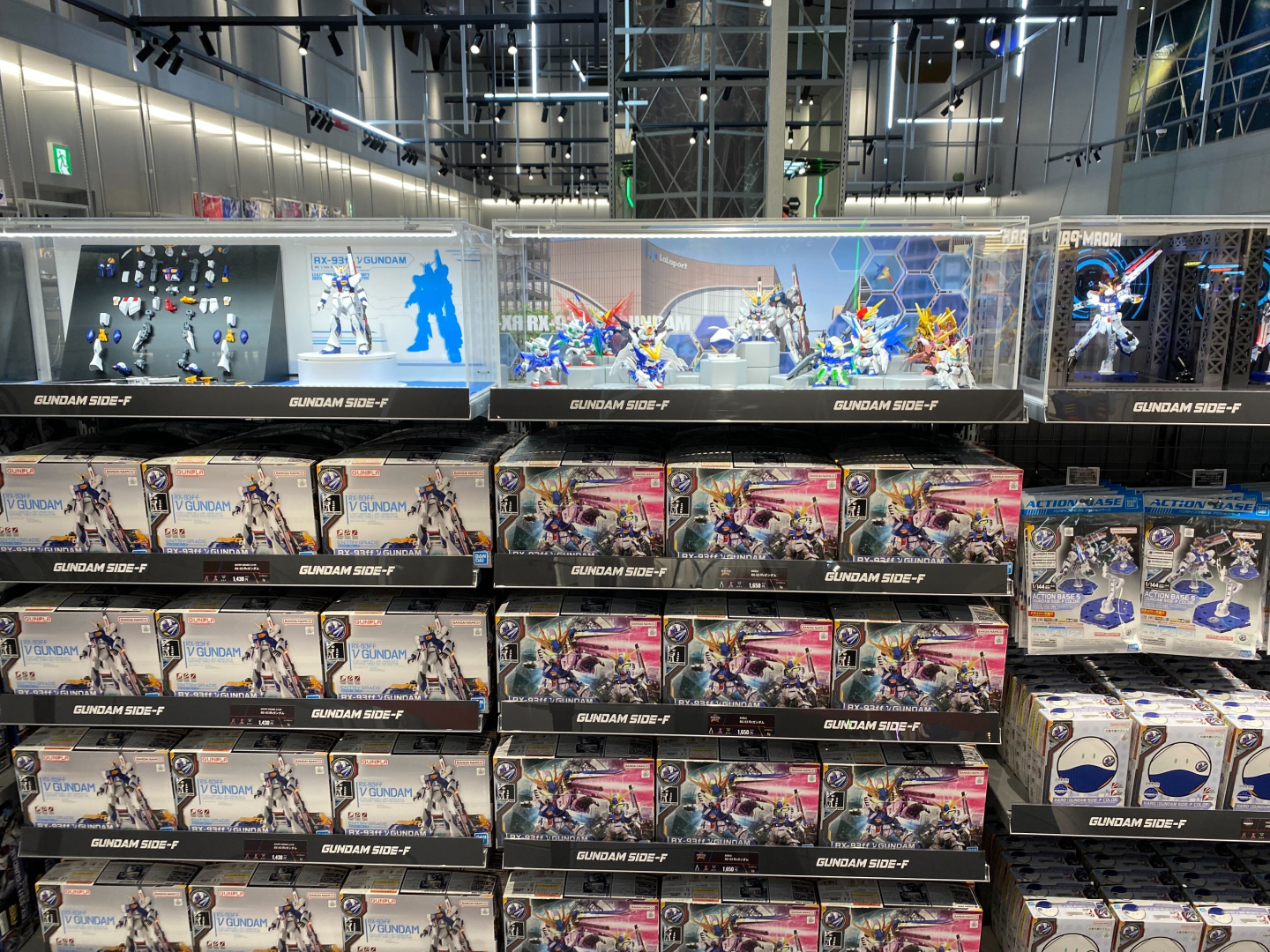 購入したガンプラはクラフトスペースですぐに組み立てられる。正面の巨大モニターで宇宙を演出