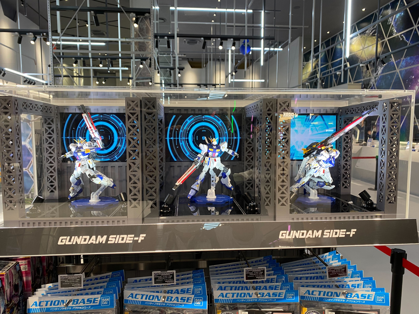 購入したガンプラはクラフトスペースですぐに組み立てられる。正面の巨大モニターで宇宙を演出