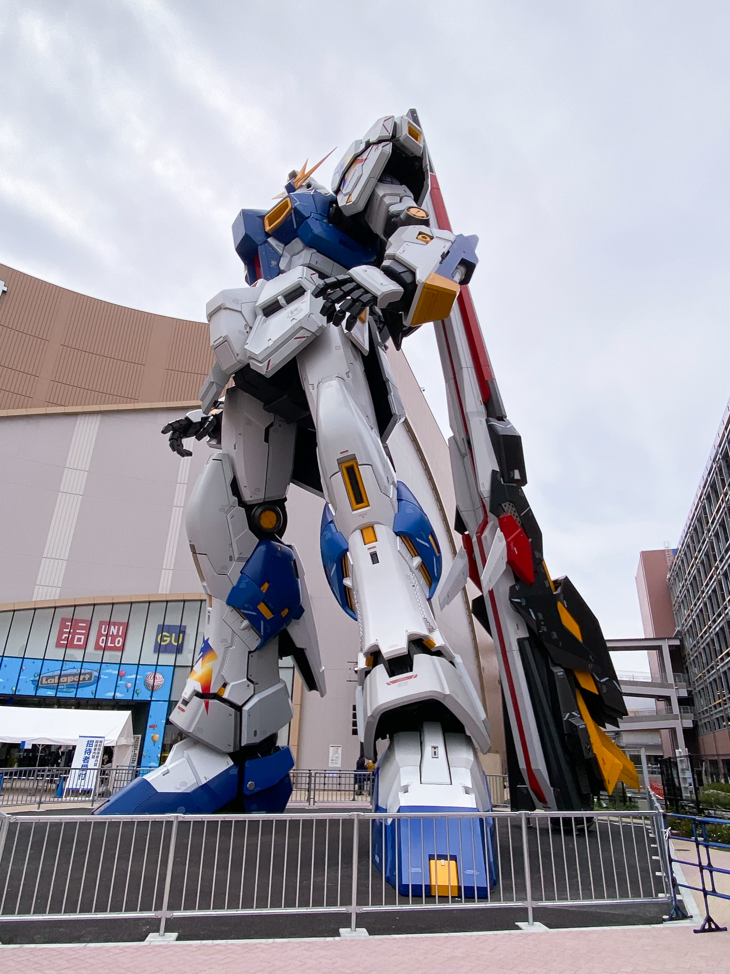 脚部の装甲を見ると青・白共に2つの色が使われていることがわかる