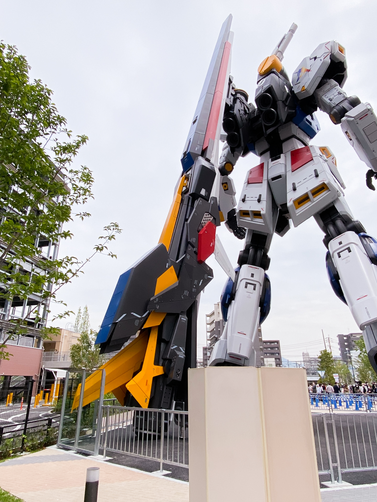 新武装は写真に収めるのも一苦労の巨体