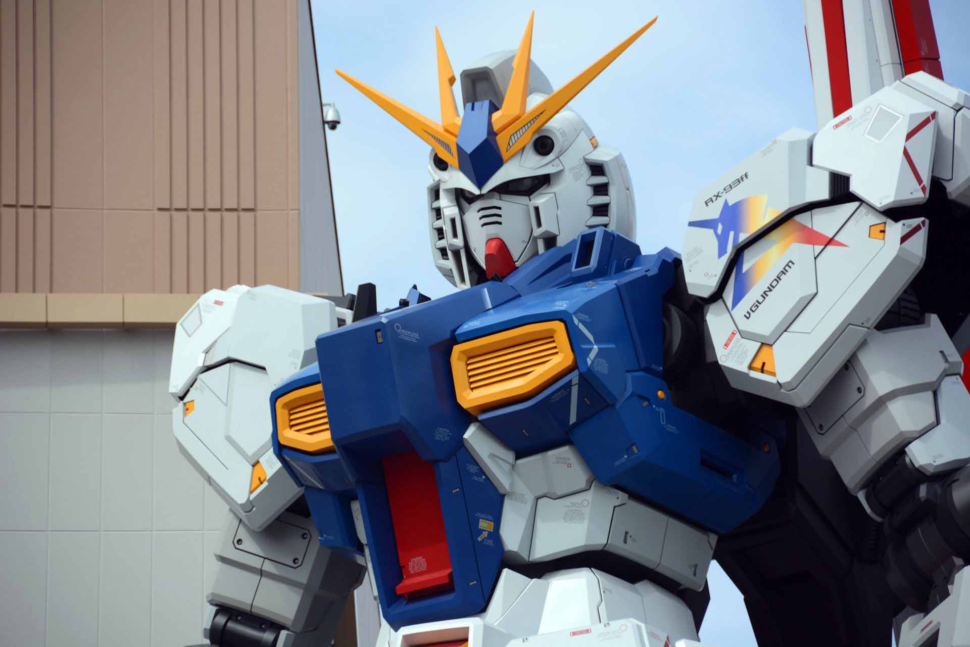 カラーリング、そして背負った巨大なロングレンジ・フィン・ファンネルが、従来のνガンダムと大きく異なる