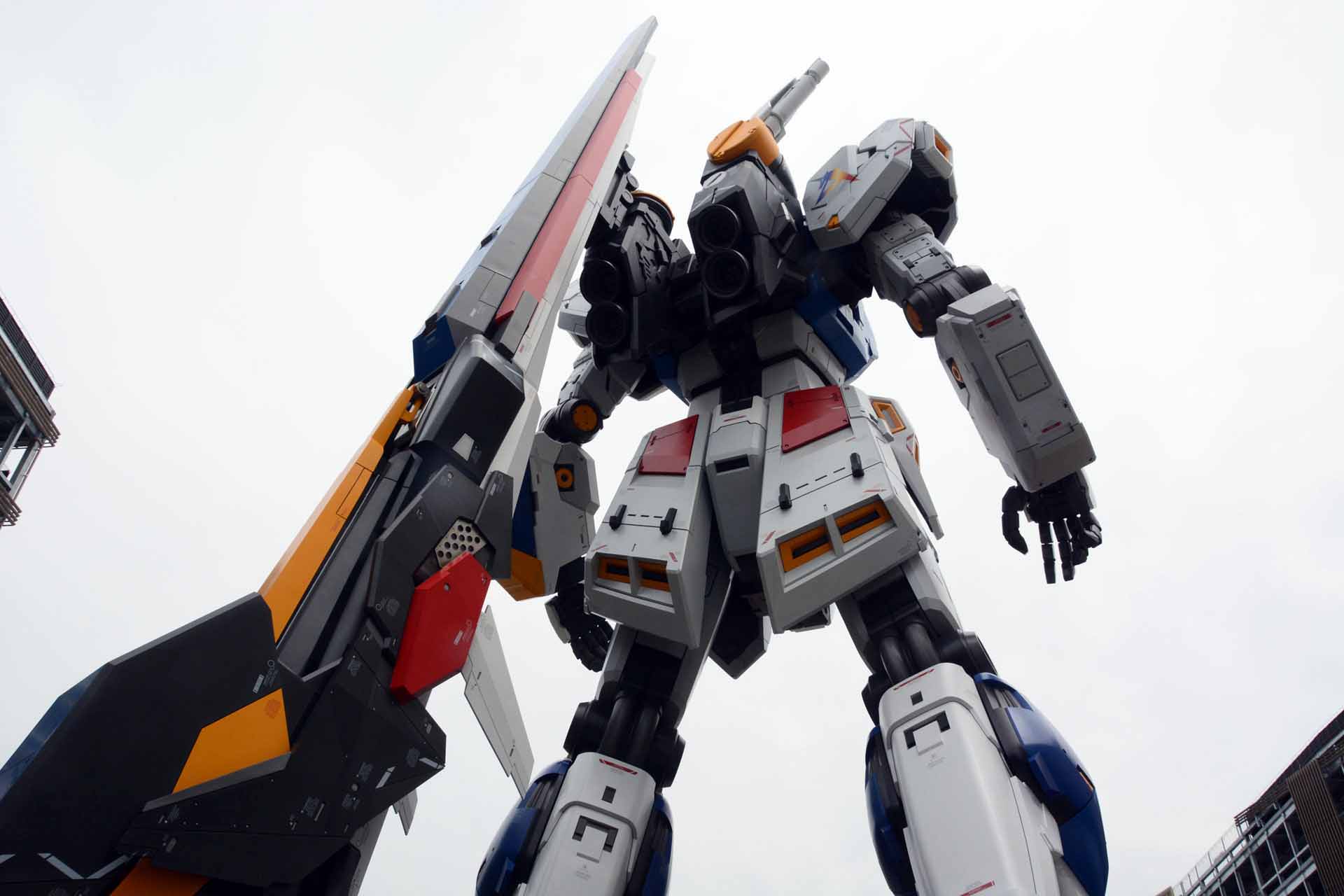 カラーリング、そして背負った巨大なロングレンジ・フィン・ファンネルが、従来のνガンダムと大きく異なる