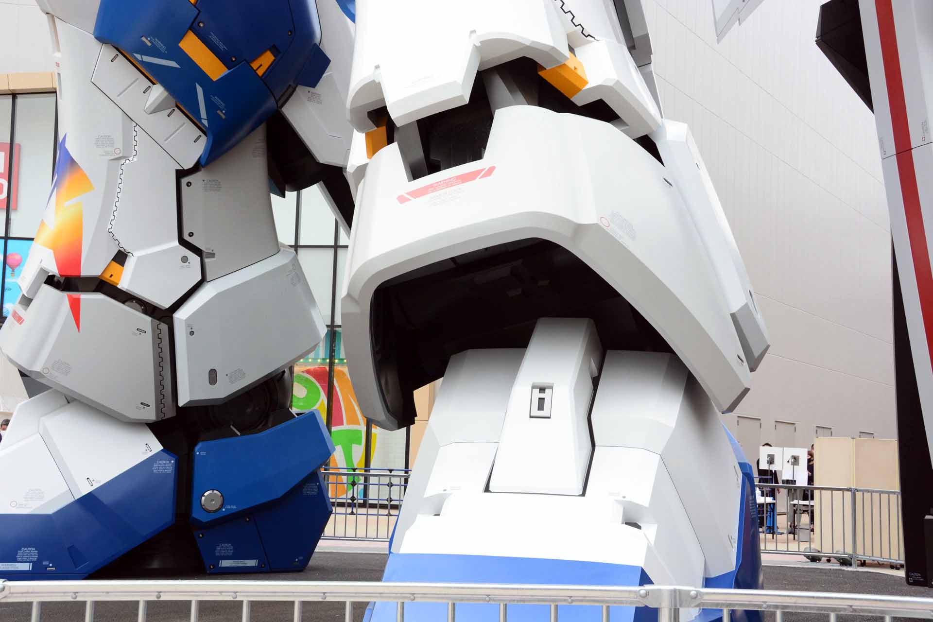 実物大立像だからこその圧倒的なディテール表現はいつまでも見ていたくなる