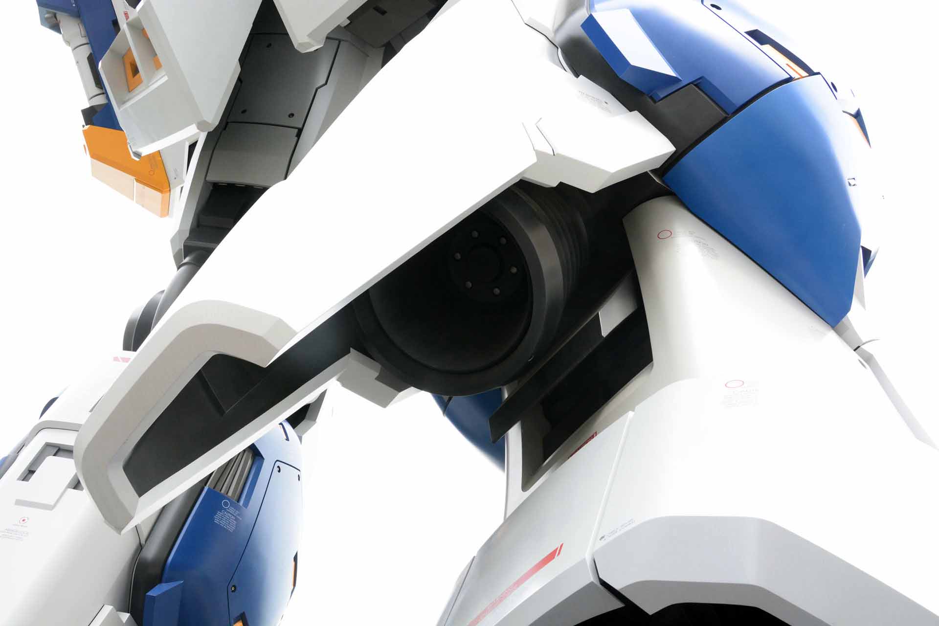 実物大立像だからこその圧倒的なディテール表現はいつまでも見ていたくなる