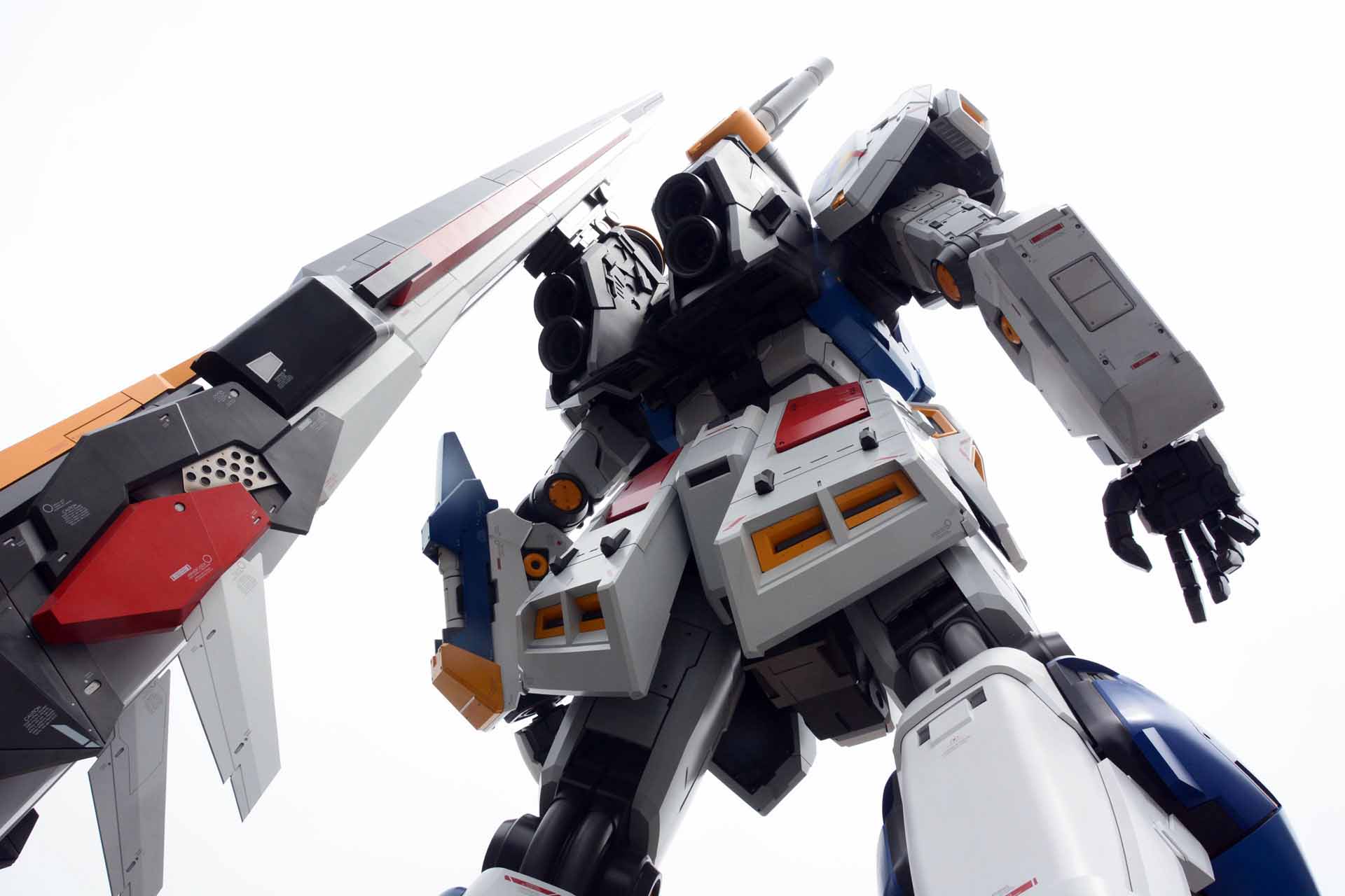 巨大な基部を持つロングレンジ・フィン・ファンネル。パーツの複雑さや、メカディテールなど直線的な表現が多く、本体とは少しデザインラインが違う感じがするのも面白い