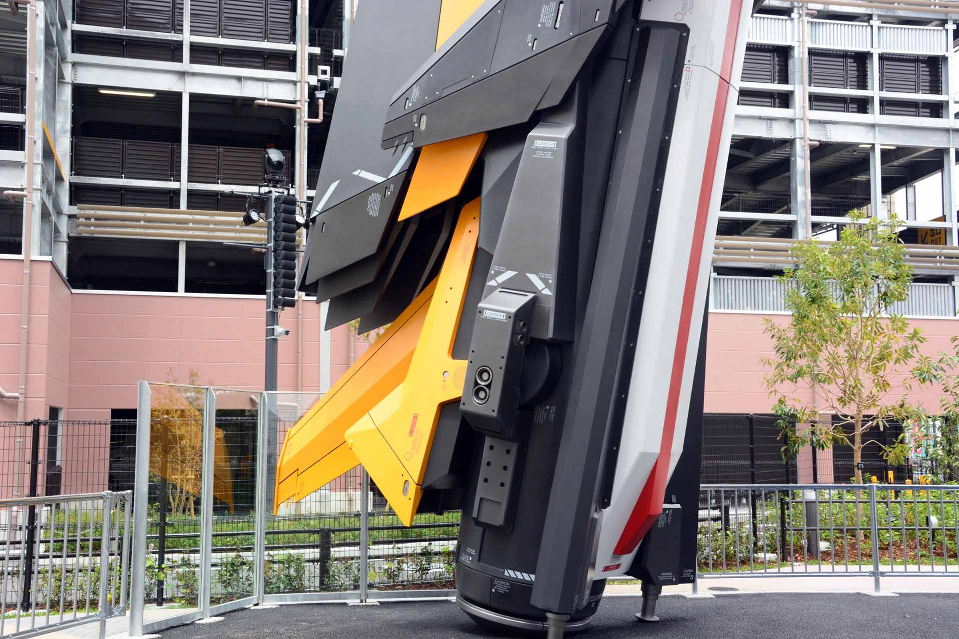 巨大な基部を持つロングレンジ・フィン・ファンネル。パーツの複雑さや、メカディテールなど直線的な表現が多く、本体とは少しデザインラインが違う感じがするのも面白い