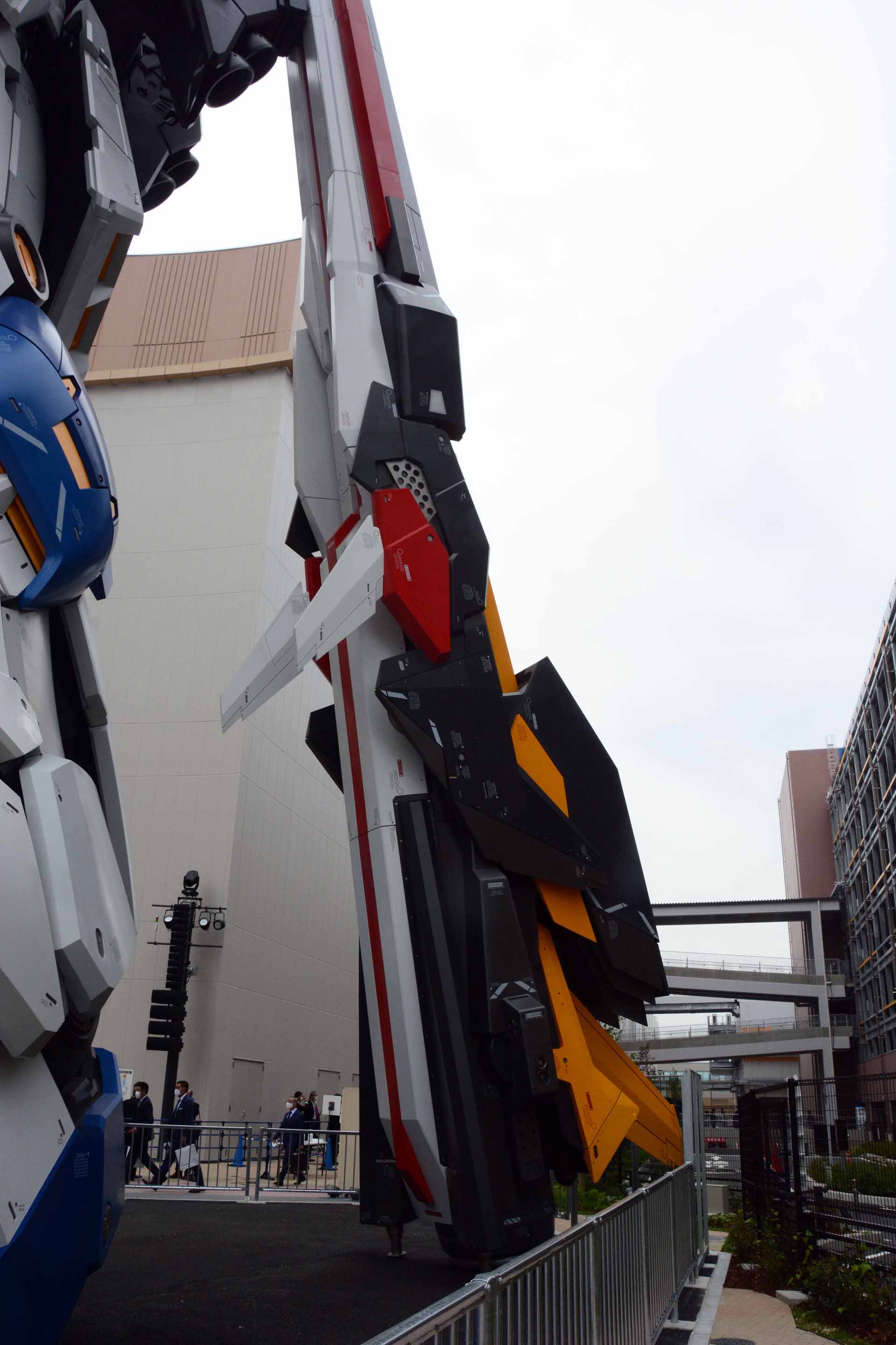 巨大な基部を持つロングレンジ・フィン・ファンネル。パーツの複雑さや、メカディテールなど直線的な表現が多く、本体とは少しデザインラインが違う感じがするのも面白い