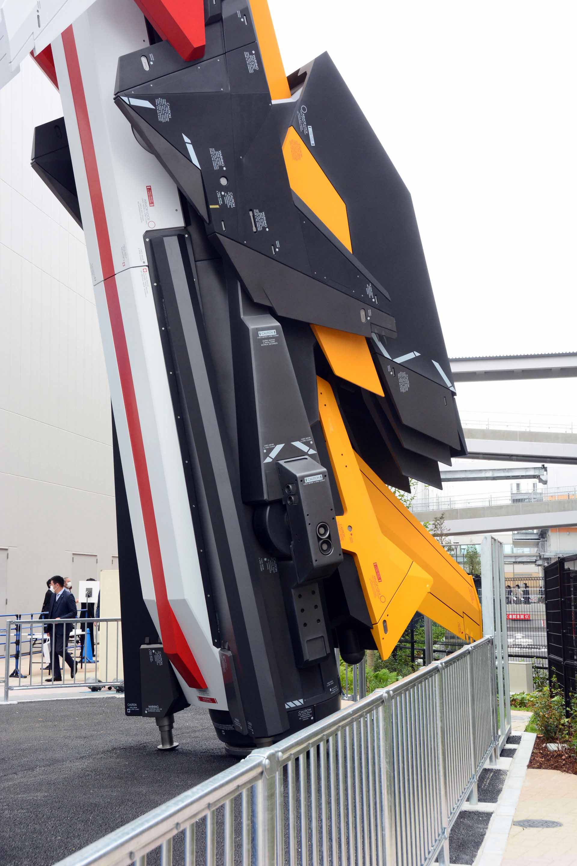 巨大な基部を持つロングレンジ・フィン・ファンネル。パーツの複雑さや、メカディテールなど直線的な表現が多く、本体とは少しデザインラインが違う感じがするのも面白い