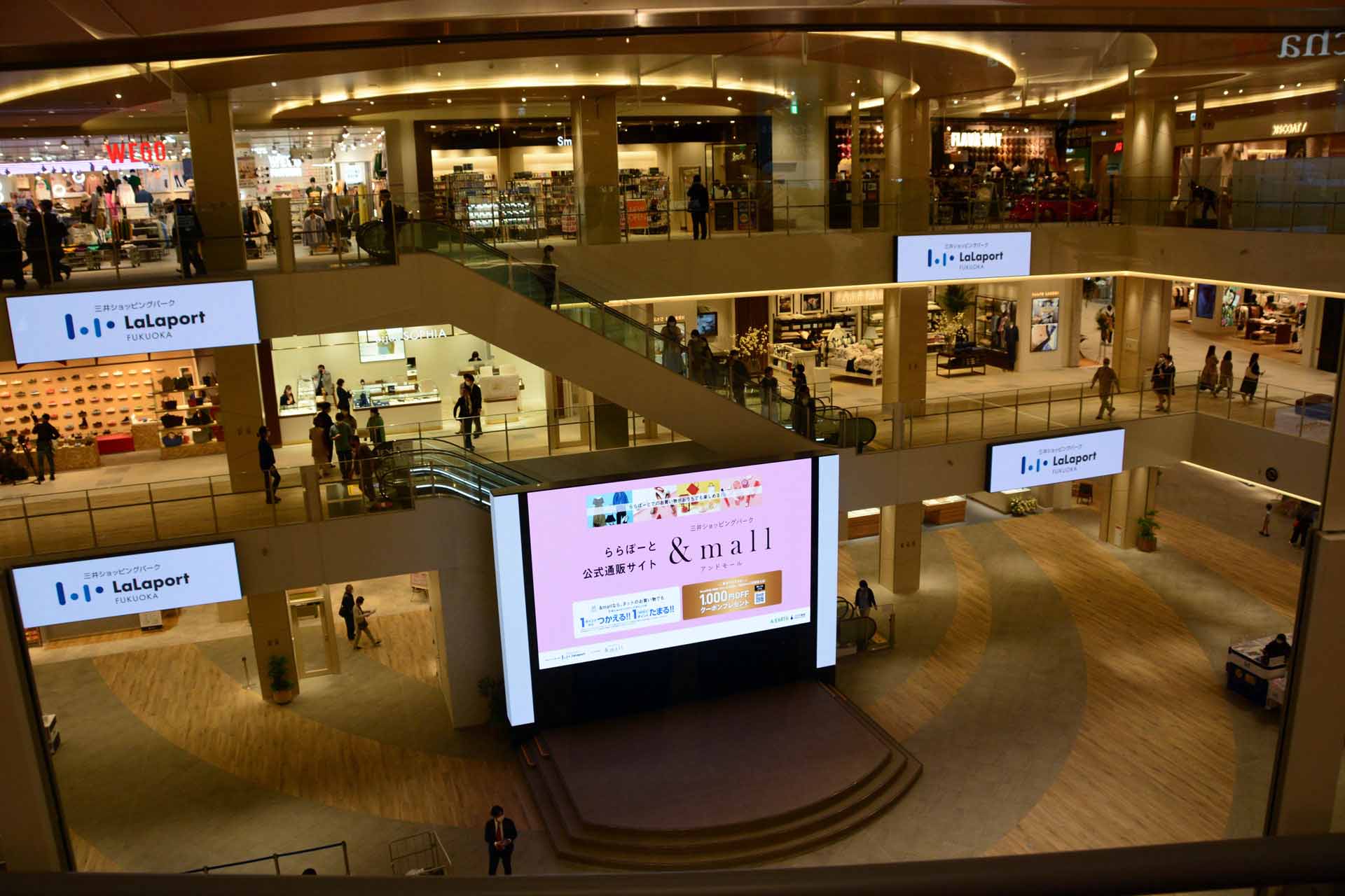 福岡最大のショッピングモールやレストラン街に加え、運動場など新たなコミュニティの中心となる施設だ