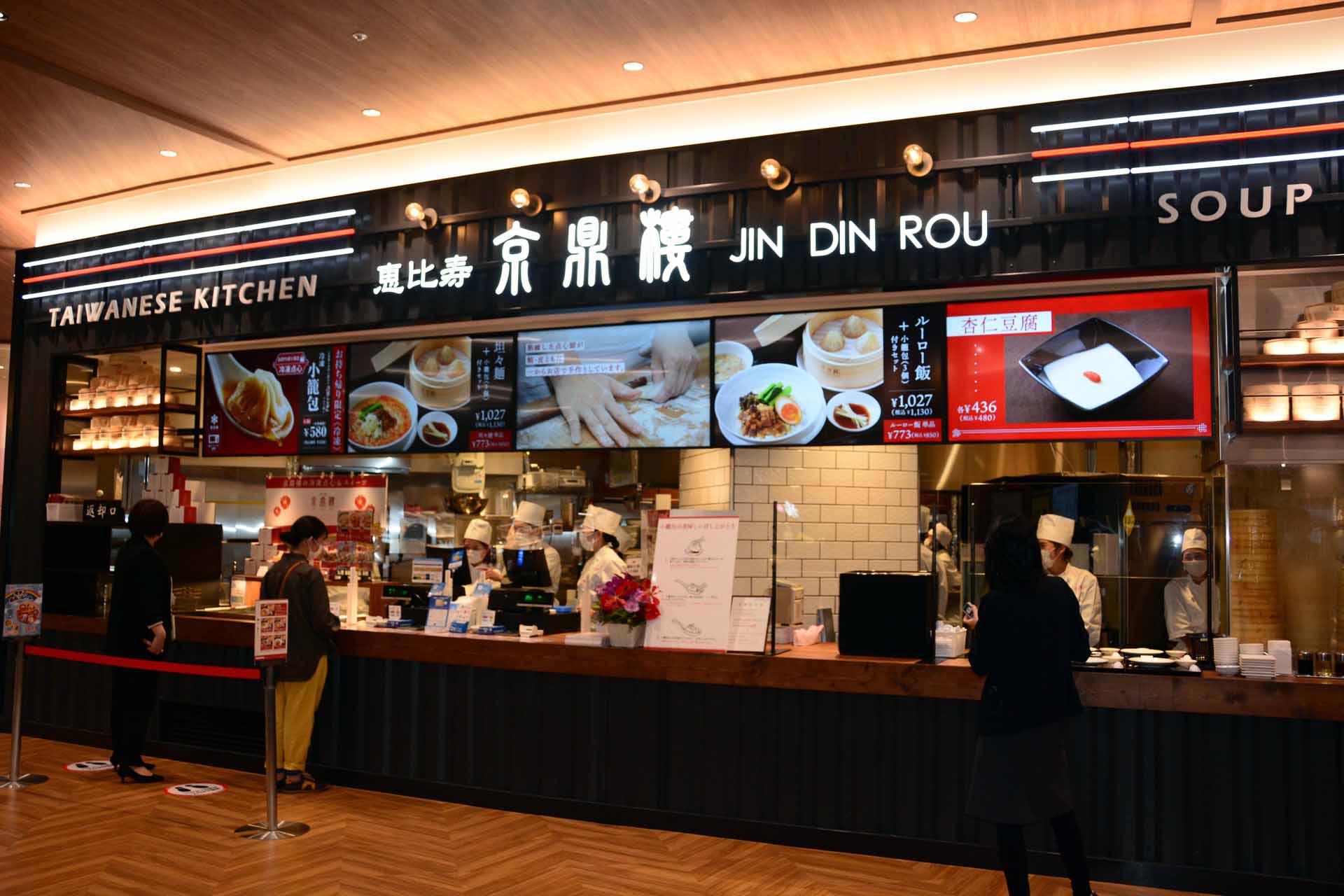 福岡最大のショッピングモールやレストラン街に加え、運動場など新たなコミュニティの中心となる施設だ