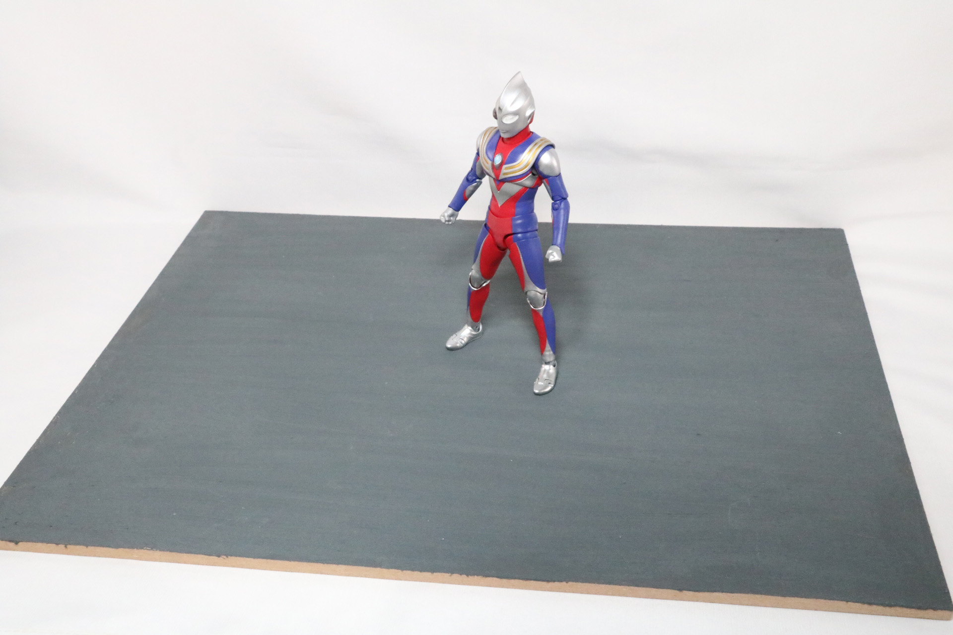 改めて台座に「S.H.Figuarts（真骨彫製法）ウルトラマンティガ マルチタイプ」を配置。これを基本に配置を考えていく