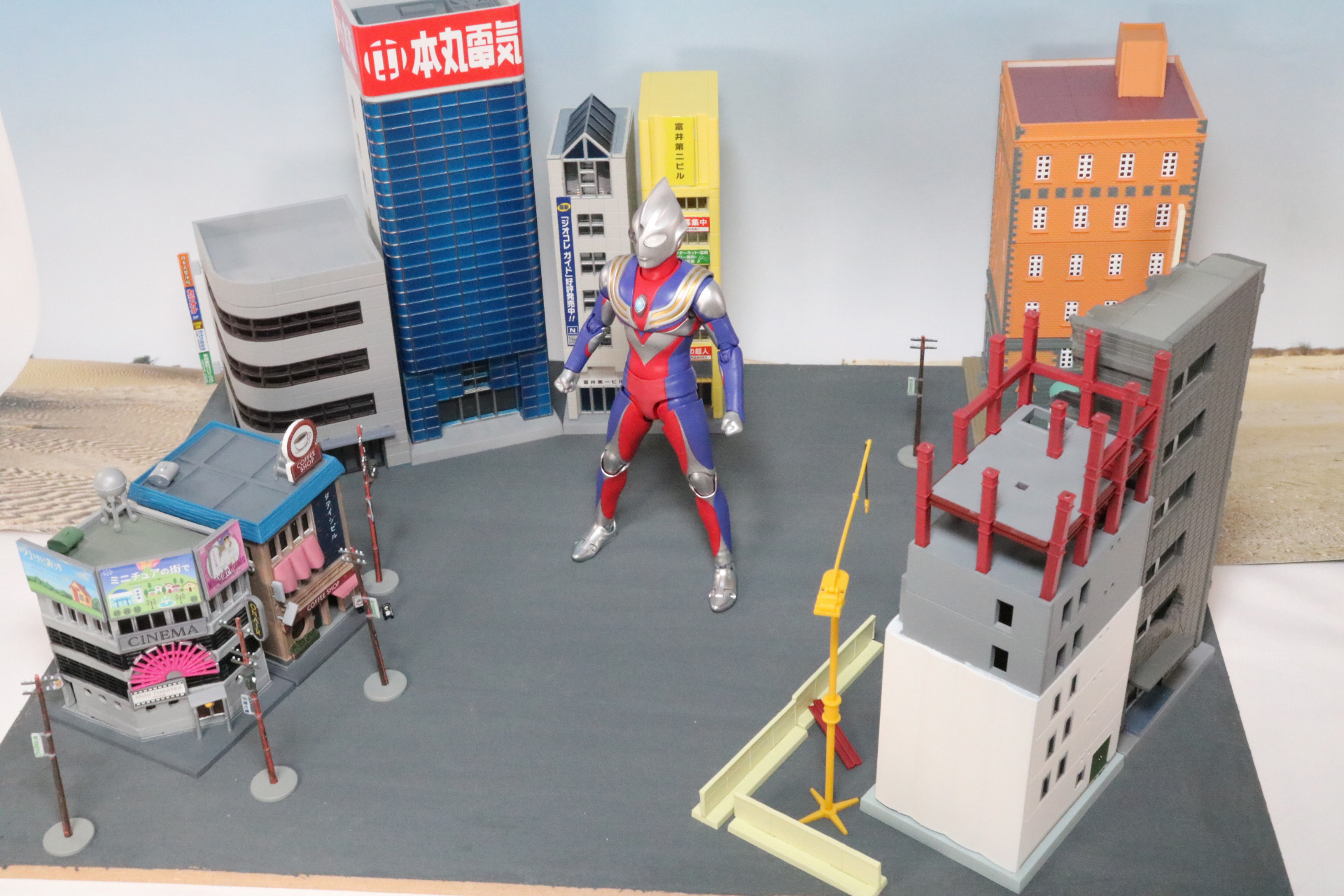 「S.H.Figuarts（真骨彫製法）ウルトラマンティガ マルチタイプ」を囲むように建物を配置。広かった台座も一気に密度の高いものになった