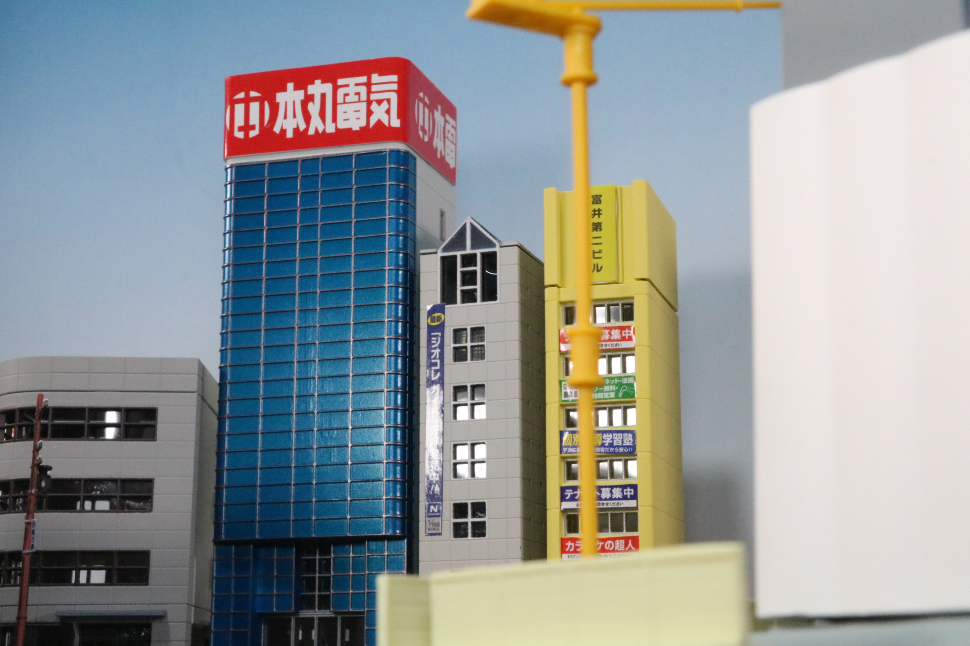 あおり視点にすると、ビルなどが迫力ある大きさに見えてくる