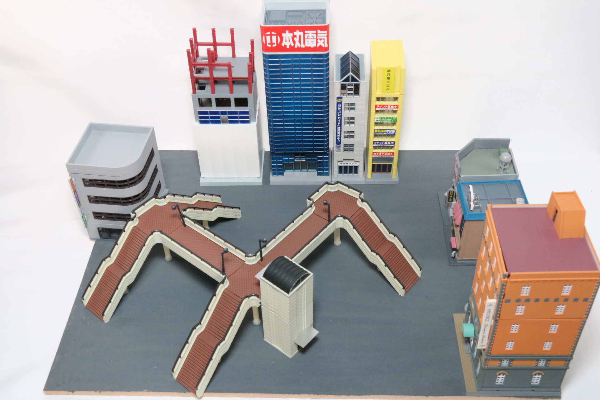 そこから周囲に建物を配置。昼の市街地よりも建物が密集した形となった
