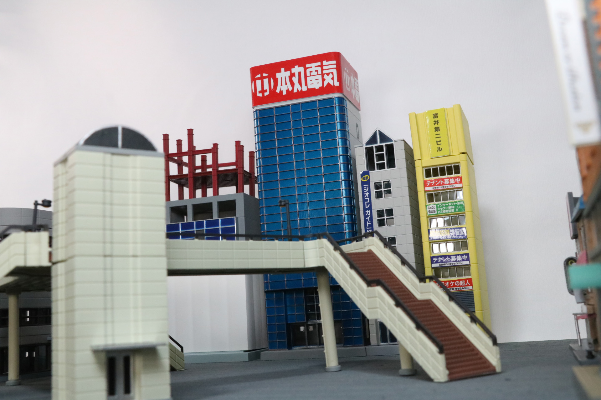 「ペディストリアンデッキ」によって建物の対比が常にわかるようになった
