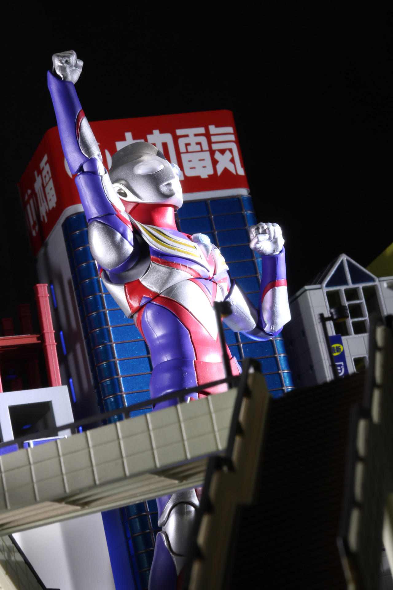 光とともに現れる「ウルトラマンティガ」