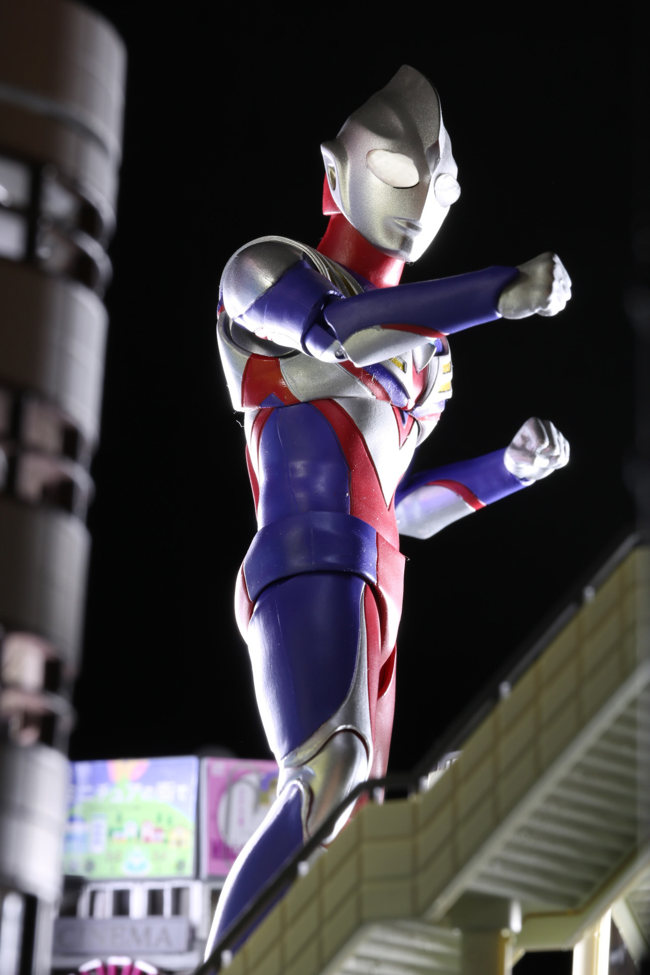 暗闇の中に浮かぶ「ウルトラマンティガ」が美しい