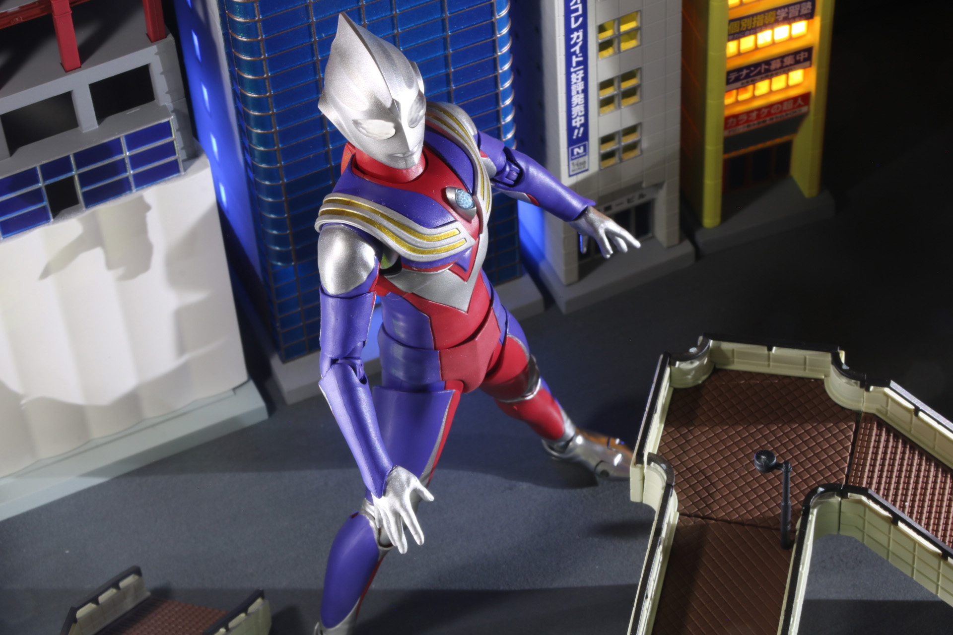 密度の高い配置は巨大な「ウルトラマンティガ」をさらにカッコよくみせる