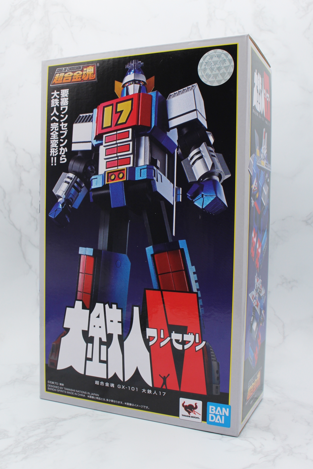 「超合金魂 GX-101 大鉄人17」パッケージ。縦長の使用で、巨大感のあるワンセブンの立ちポーズとロゴがあしらわれている