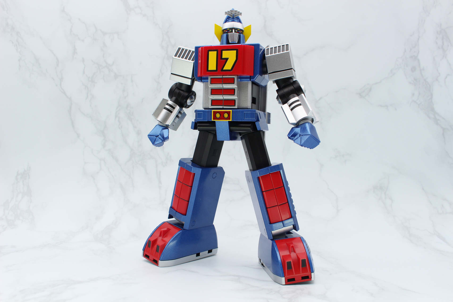 戦闘ワンセブンの正面。変形後の姿も意識した、超合金魂ならではのプロポーションとなっている