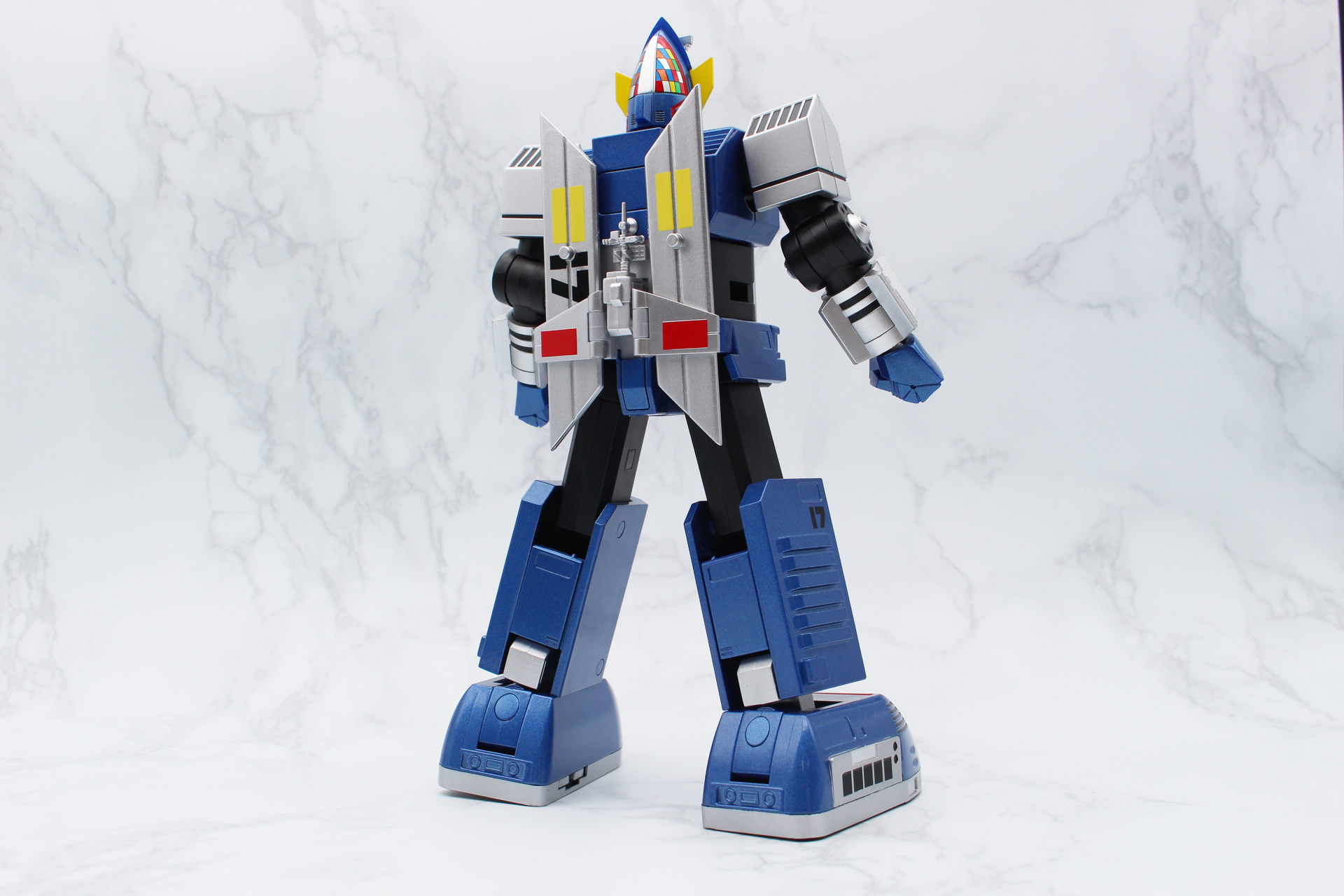 背面。ネジ穴は周囲と同色のパーツを被せて隠してある