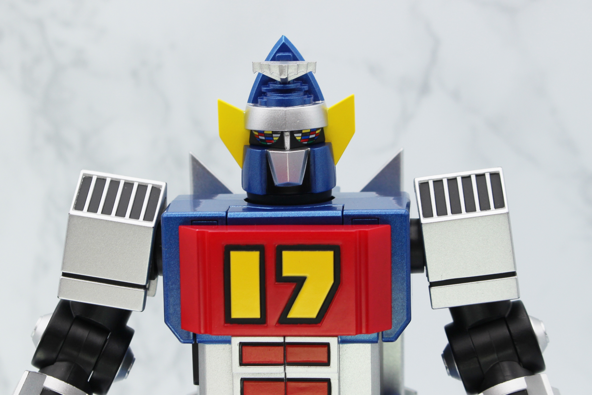 目は劇中とほぼ同じパターンのモザイク模様を再現。胸の「17」はモールドを塗装している