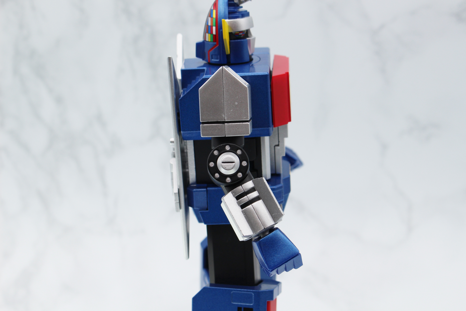 肘関節の8つの丸は凹モールド＋塗装で表現