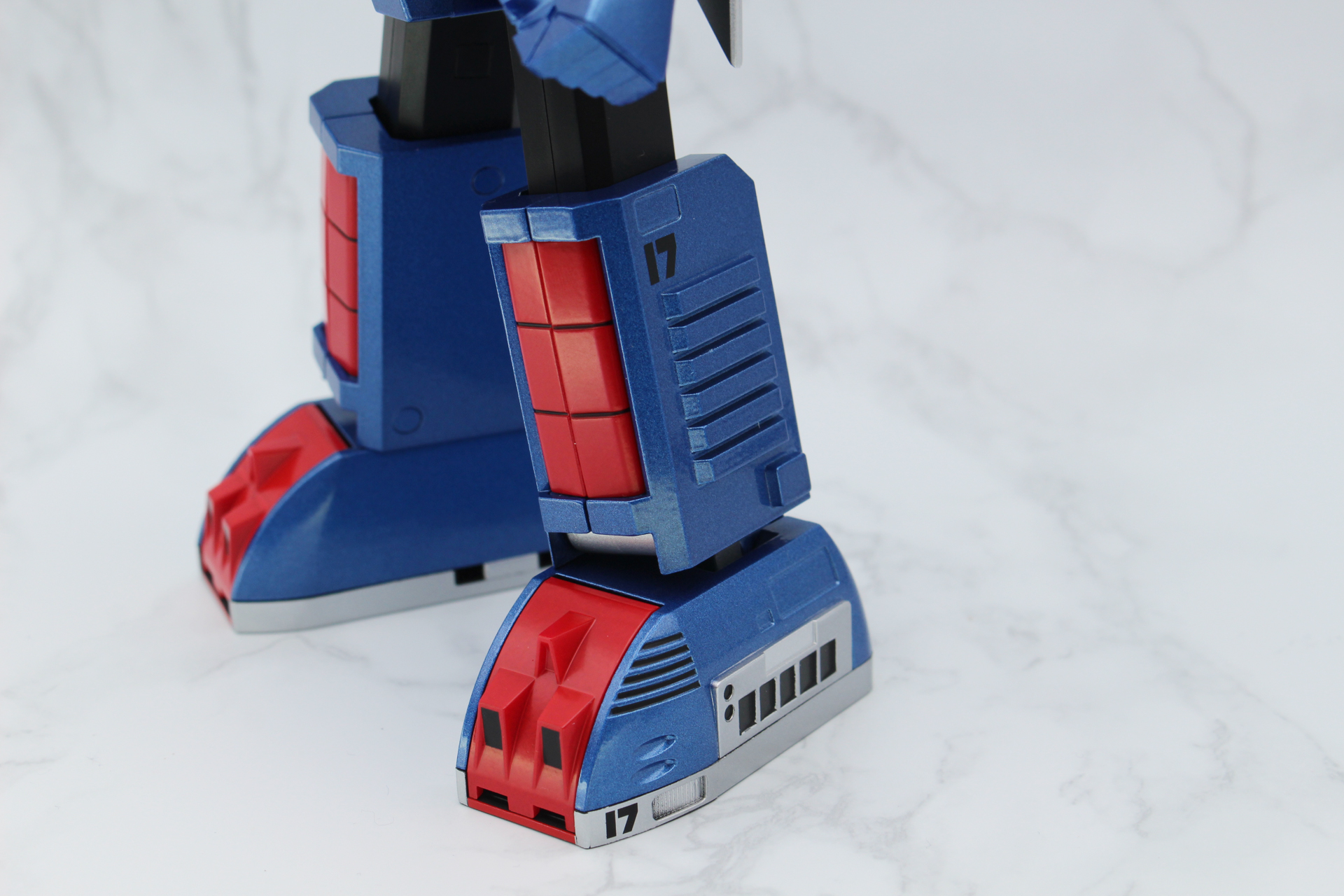 スネやつま先には「17」の文字が入っている