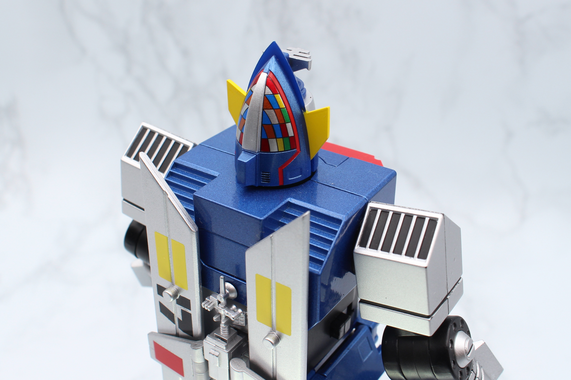 後頭部のモザイク模様はシルバーと同じ質感のメタリックに