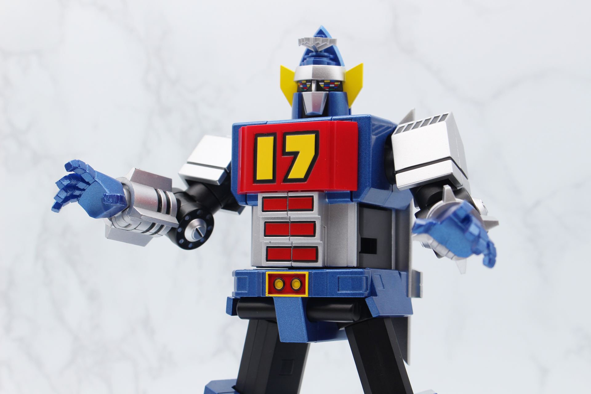 主な関節はクリック式でカッチリ決まるが、微妙な調整が難しいのは難点。手首は写真の平手も付属する