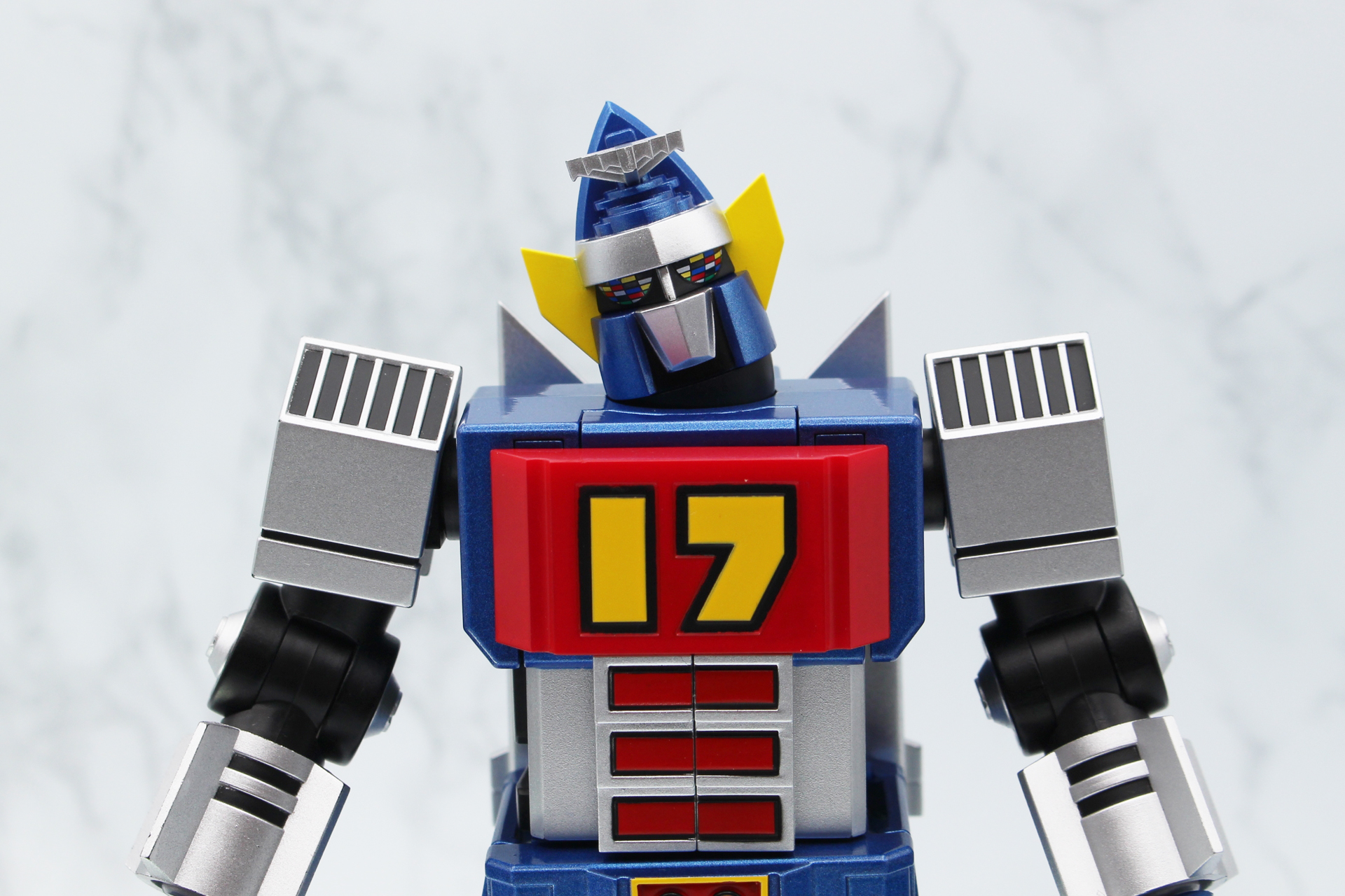 首は引き出すことでわずかに傾けることが可能