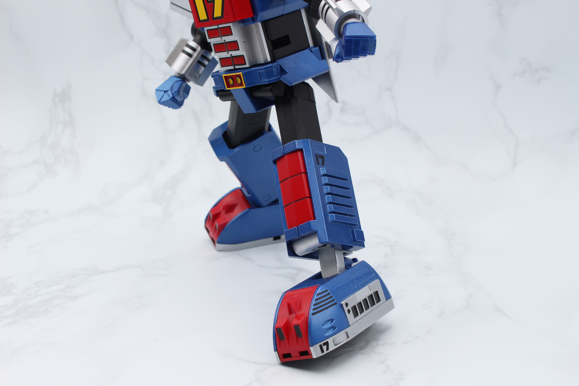 脚はフトモモのロール軸に加え、変形用の引き出し関節を使うとポーズの幅が広がる