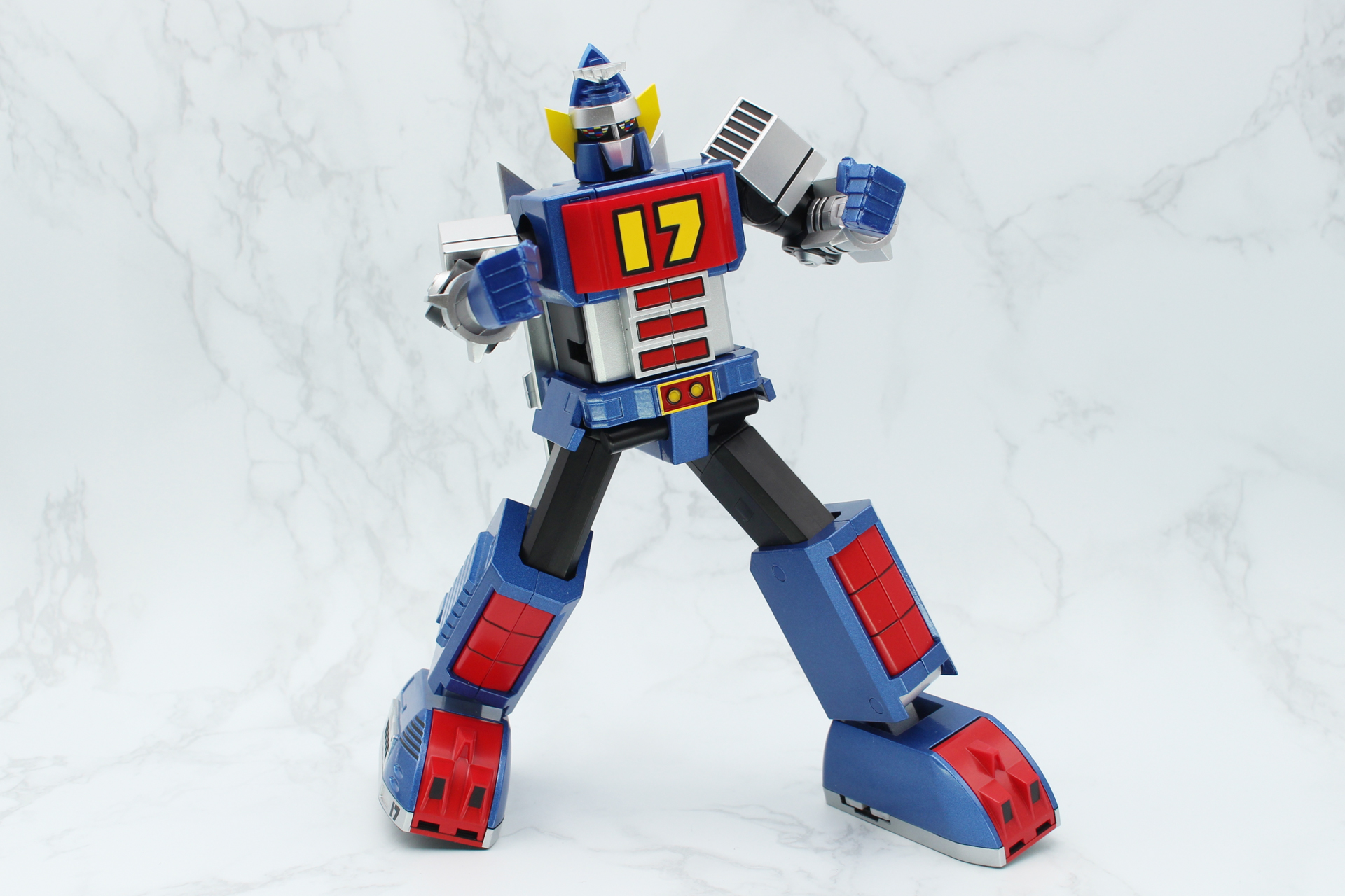 腰のスカートは左右が可動するので、脚を開いたポーズも取れる