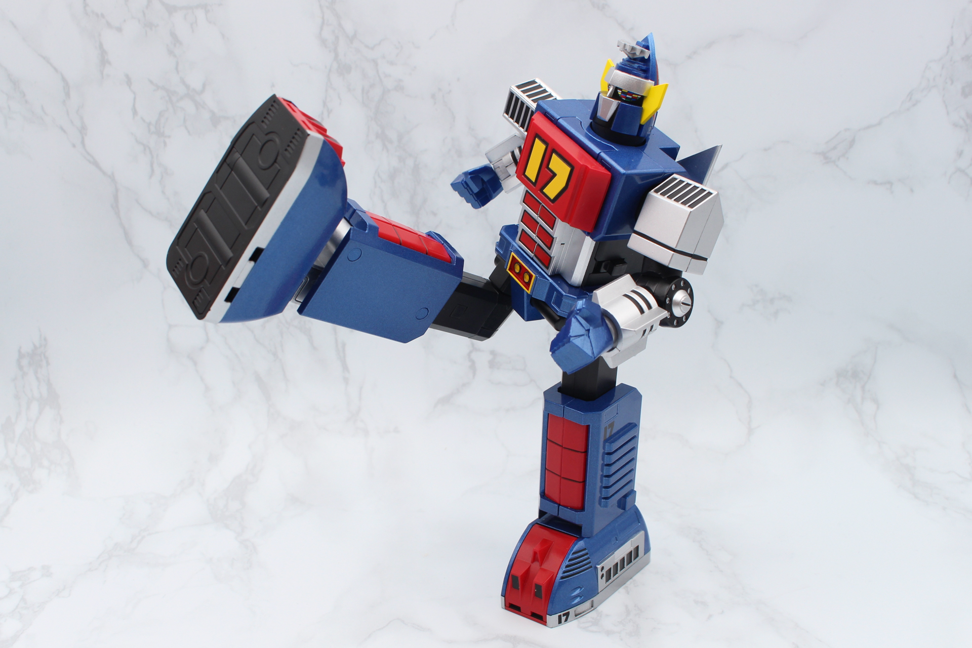 変形の機構を生かせば、劇中では見られなかったポーズも可能。なんと正座もできる