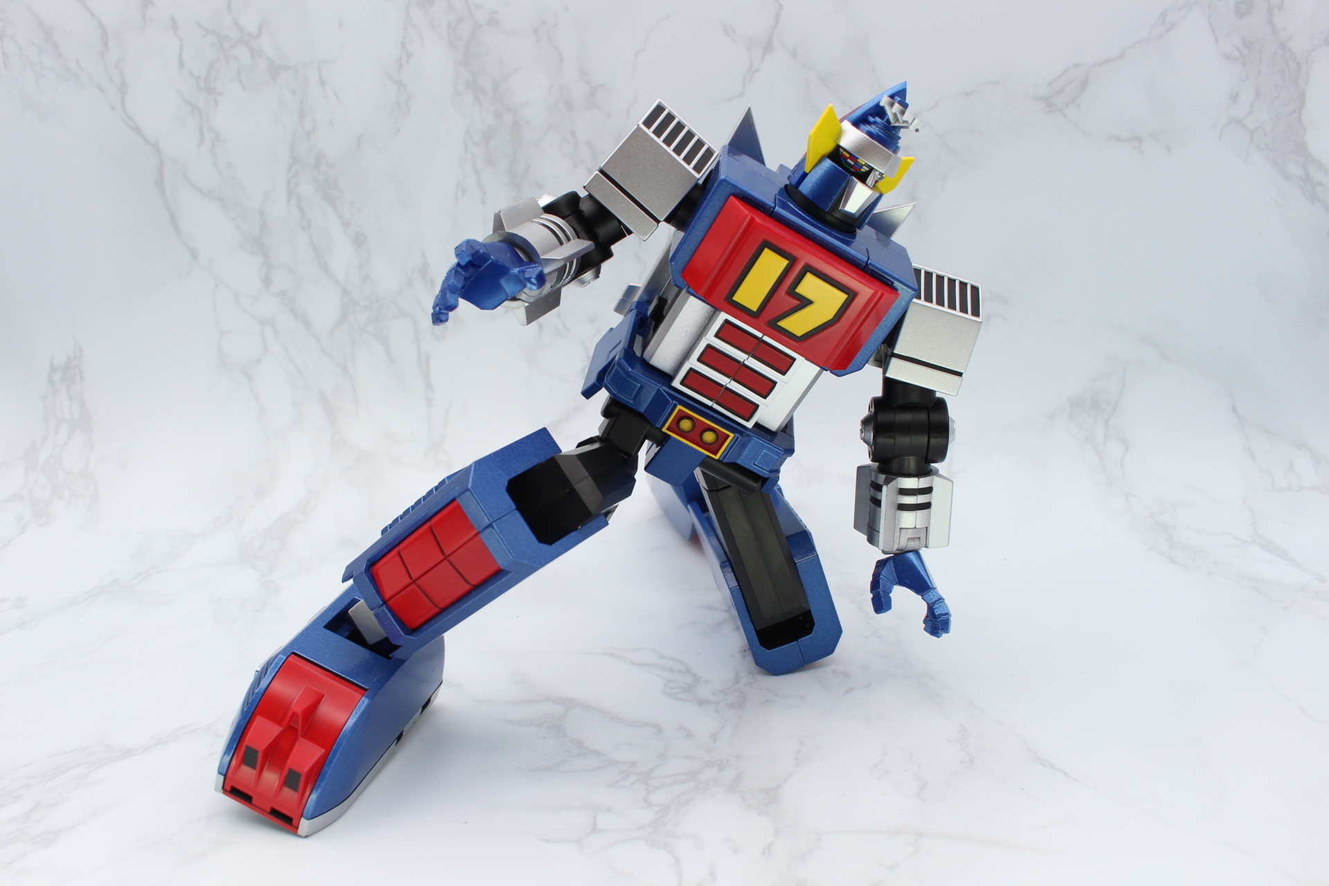 変形の機構を生かせば、劇中では見られなかったポーズも可能。なんと正座もできる