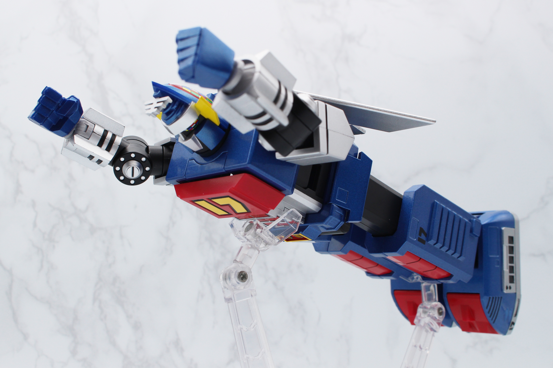 魂STAGEを使ったワンセブン飛行ポーズ。正規のディスプレイ方法ではないので、自己責任で重量に注意し短時間だけ楽しもう