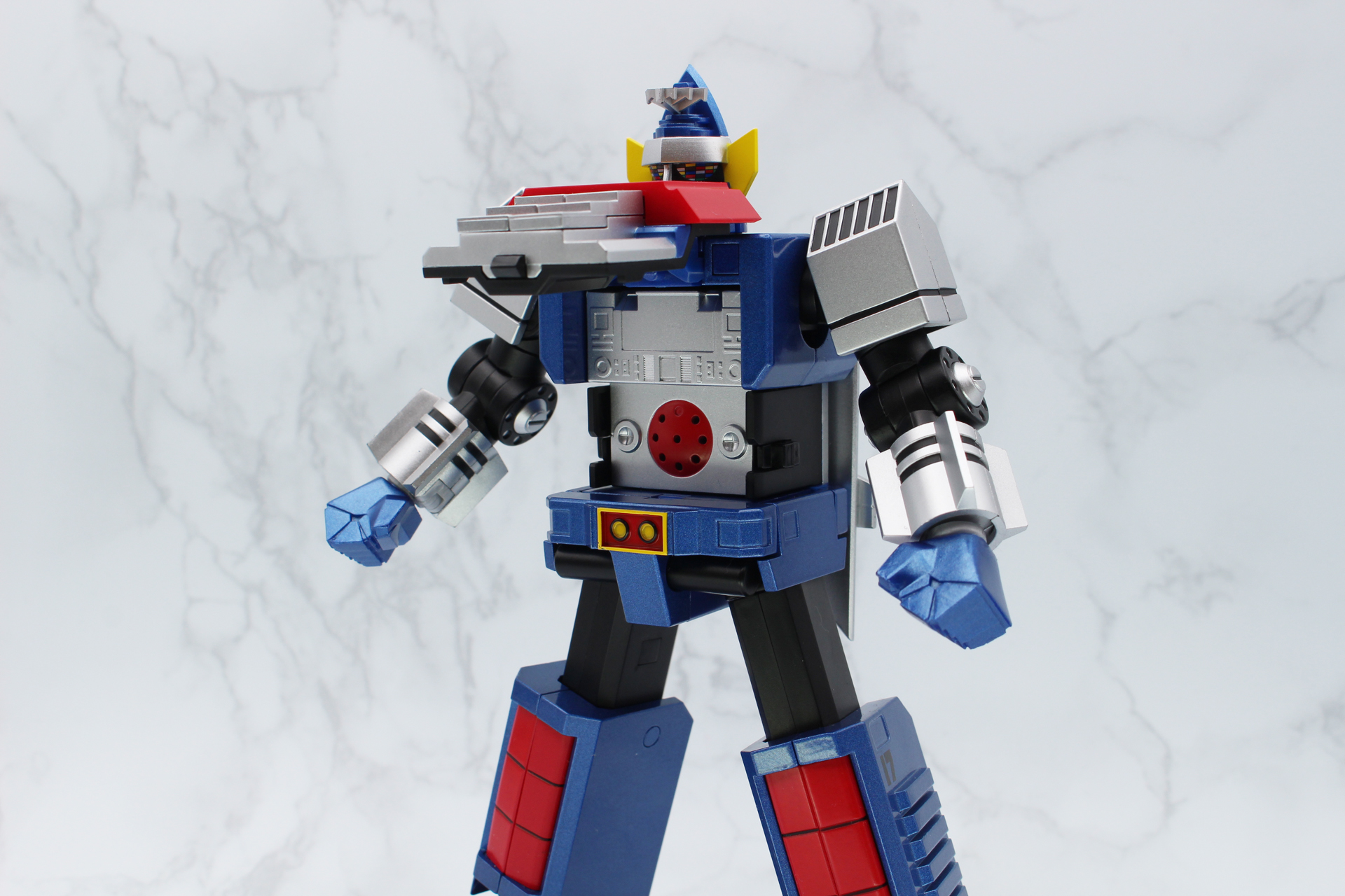 展開した胸部の中にピッタリ収まる。DELUXE超合金ワンセブンのグラビトン発射ポーズもこのスタイルだった