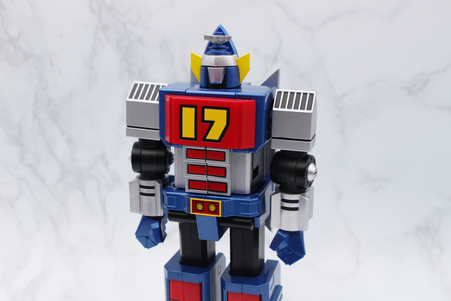 顔の前面を上から押し込むと目が隠れる