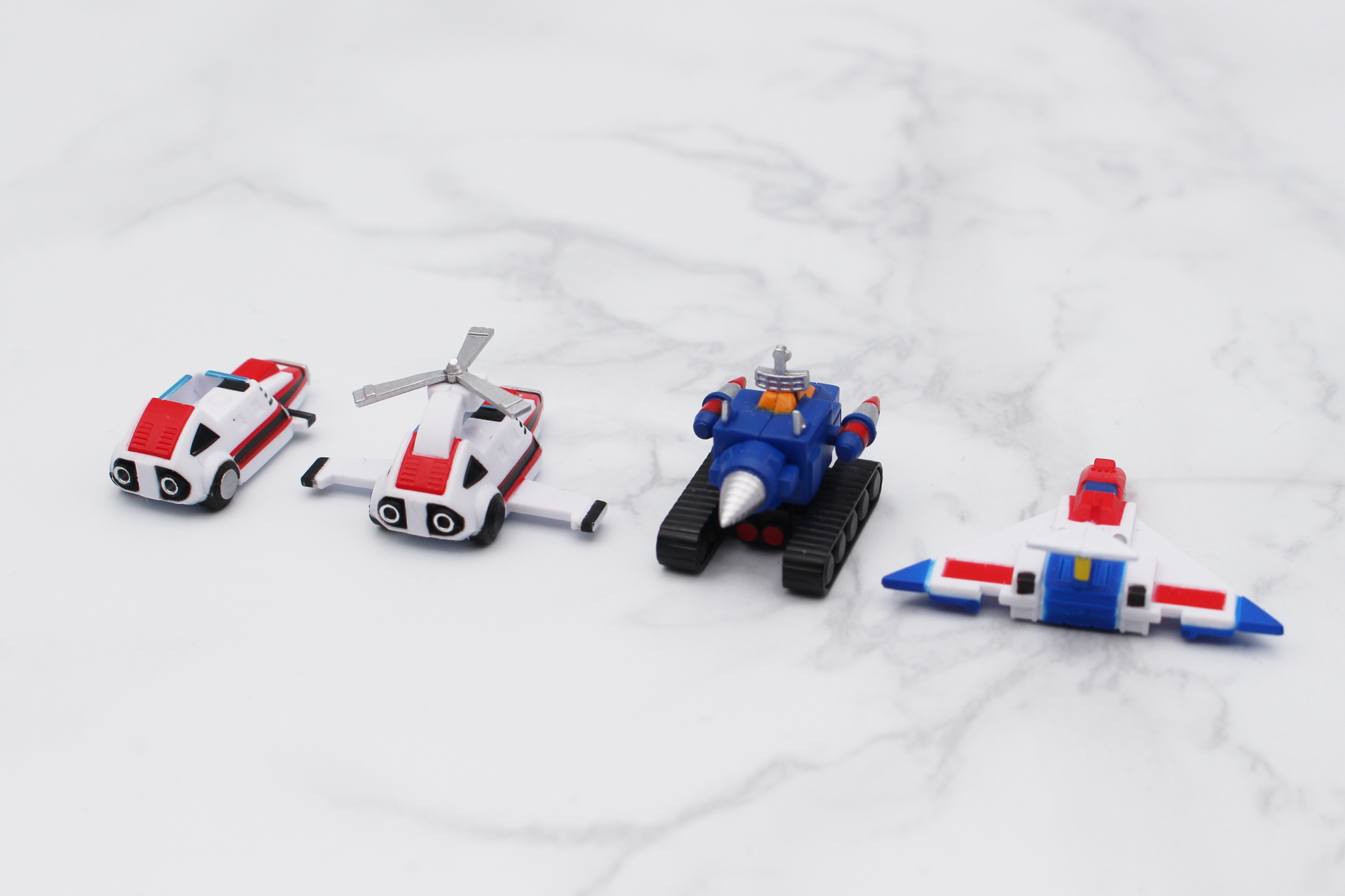 付属のシグコンマシン。左からサブマシン（走行タイプ）、サブマシン（飛行タイプ）、シグコンタンク、シグコンジェット