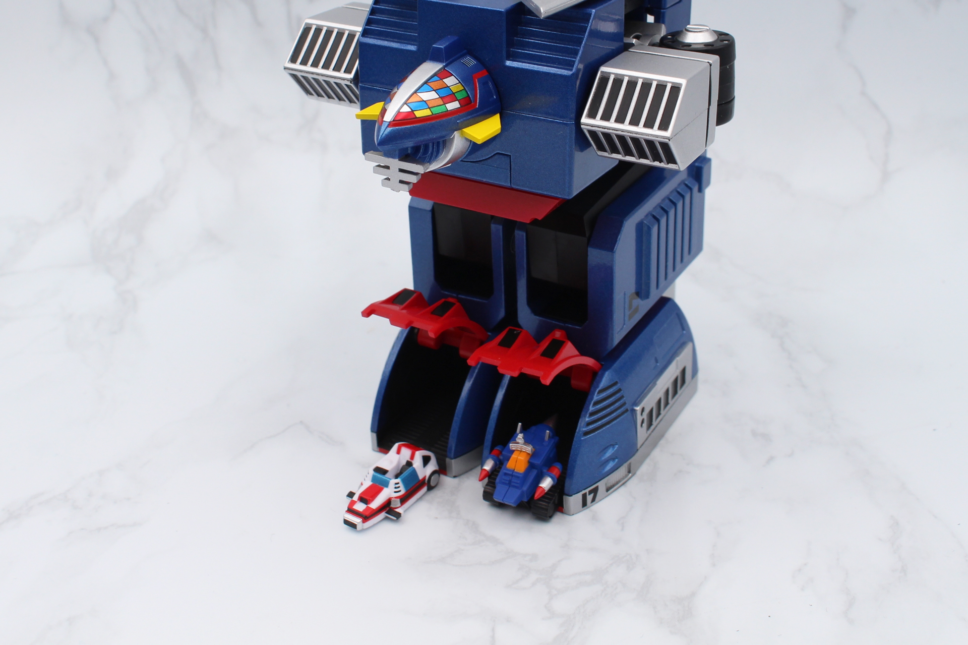 脚部のハッチを開ける場合は、足首を前にスライドさせておく