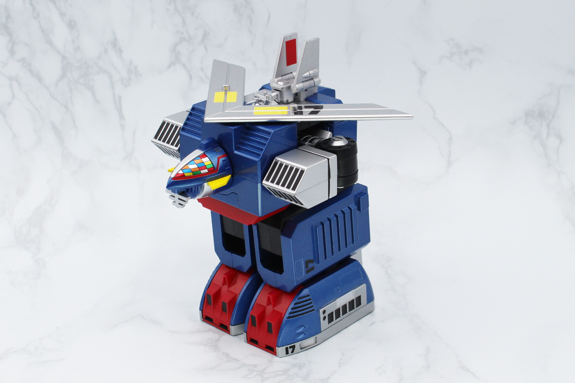 アンテナを畳みカタパルトの角度を変え、尾翼を起こせば飛行ワンセブンとなる