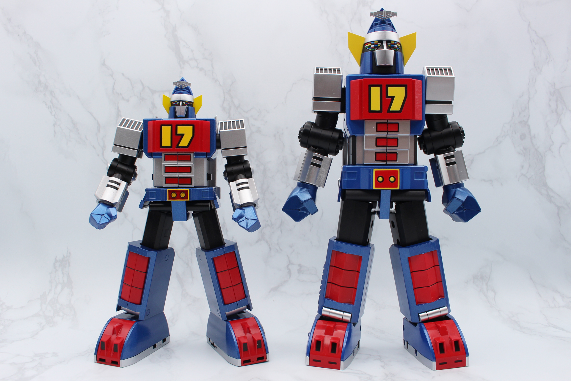 昨年7月に発売されたACTION TOYS「特撮合金 大鉄人17<劇中スタイルver.>」（右）との比較。特撮合金は劇中の着ぐるみをイメージした形状を楽しめる仕様なので、シルエットはかなり違っている。両者違う魅力があり、比較も楽しい。