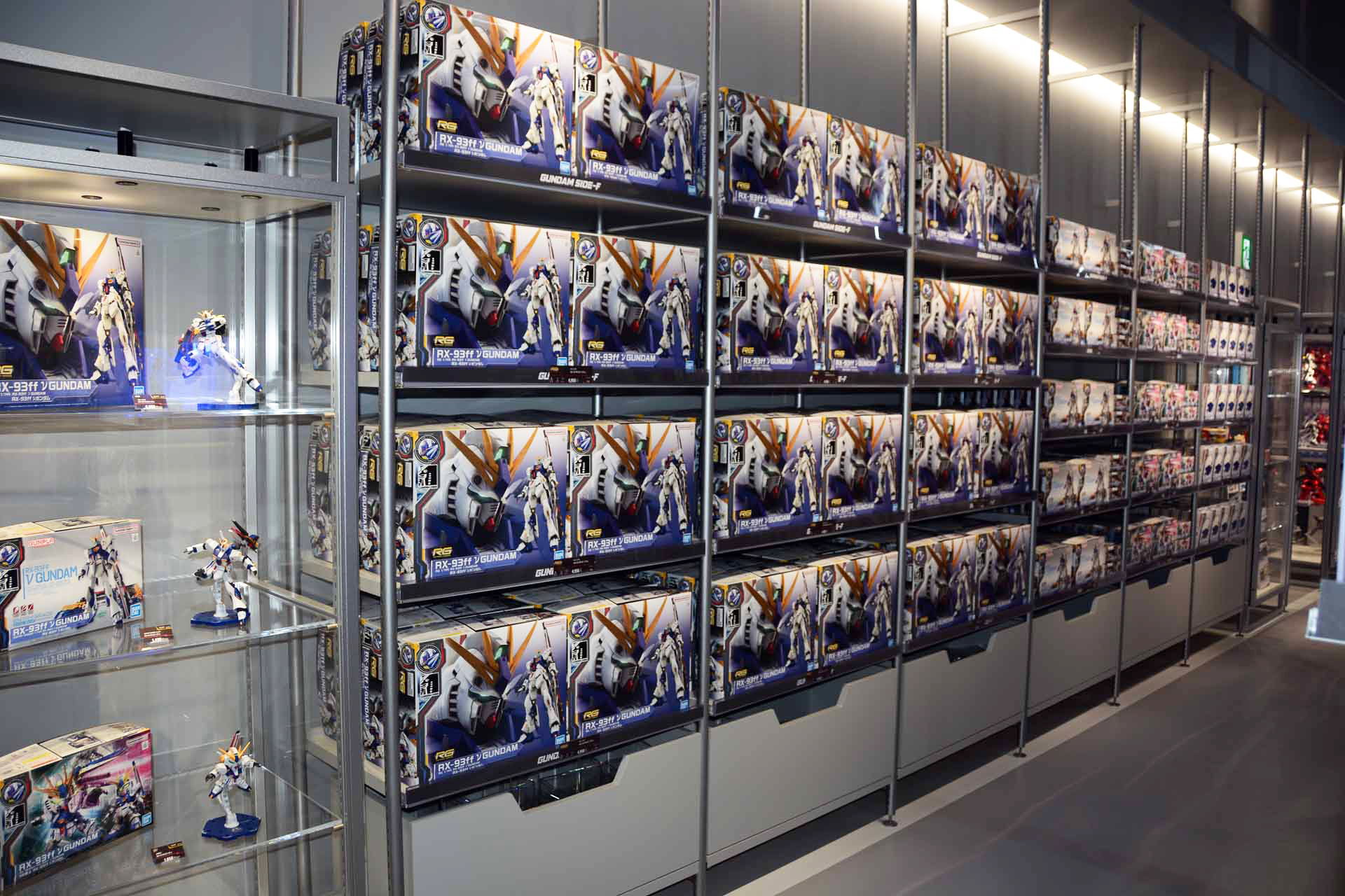 目玉となるのは、実物大νガンダム立像を再現したプラモデルだろう。まさにここでしか手に入らないグッズだ
