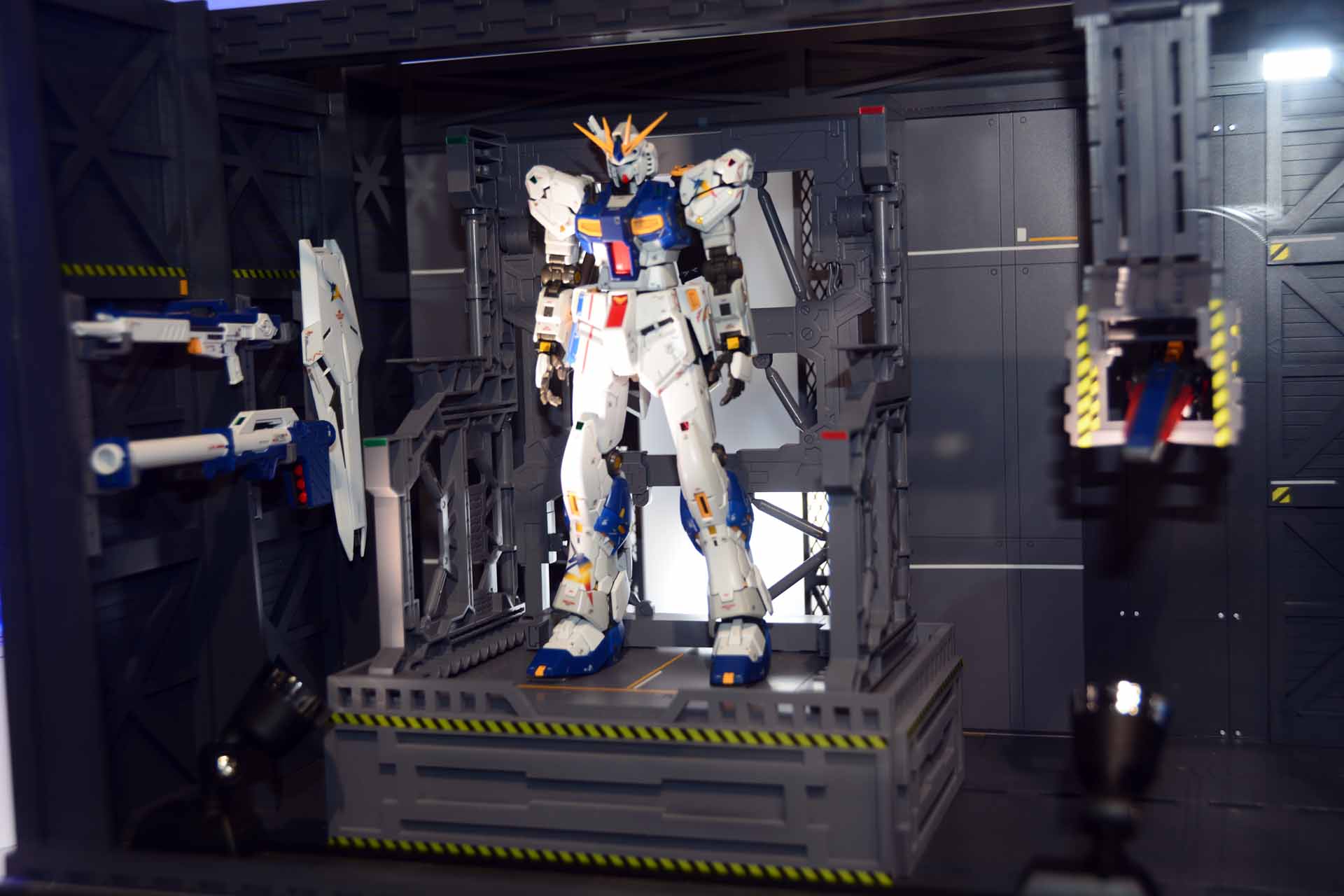 目玉となるのは、実物大νガンダム立像を再現したプラモデルだろう。まさにここでしか手に入らないグッズだ