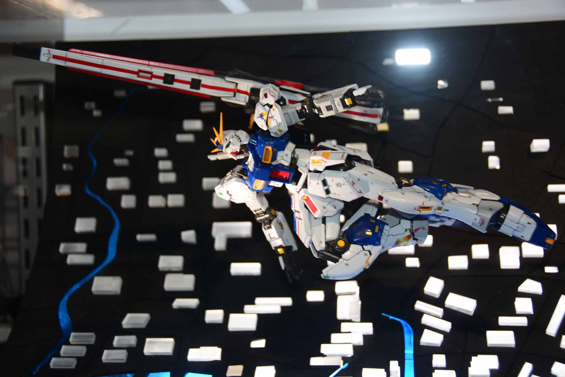 目玉となるのは、実物大νガンダム立像を再現したプラモデルだろう。まさにここでしか手に入らないグッズだ