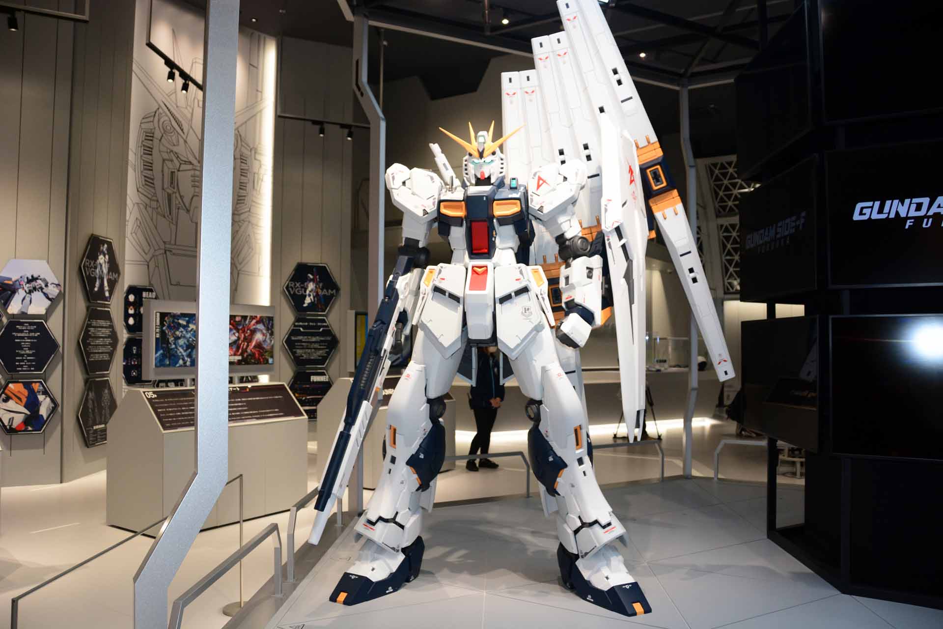 1/12スケールという、2m以上の圧倒的な質感を持つ立像。こちらもディテールをチェックするのがたまらなく楽しい