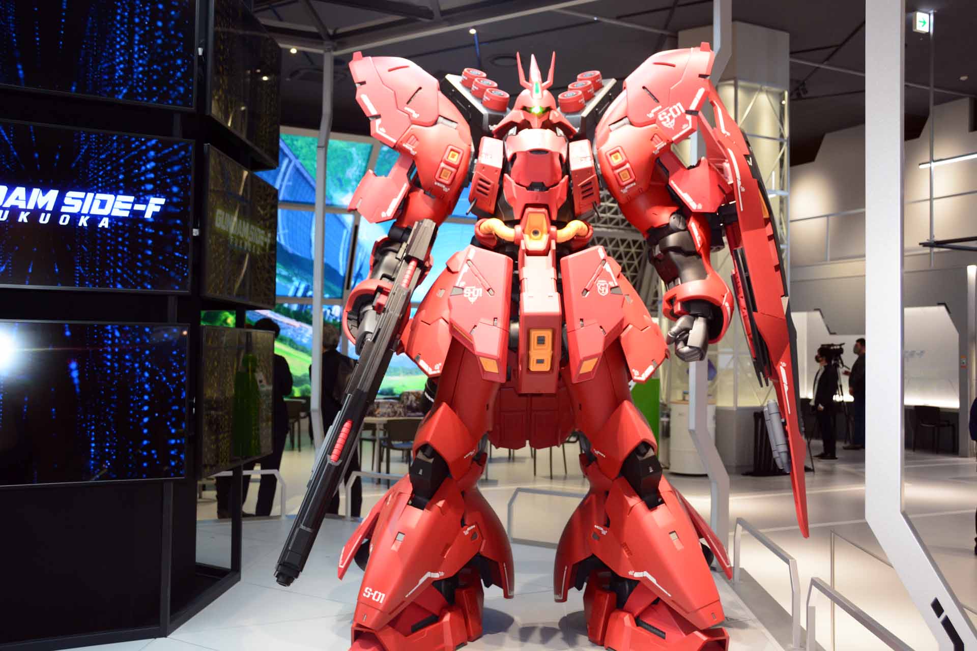 1/12スケールという、2m以上の圧倒的な質感を持つ立像。こちらもディテールをチェックするのがたまらなく楽しい